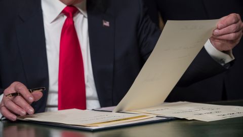 El presidente Trump firmó varios documentos en el Capitolio, como su primer acto oficial.