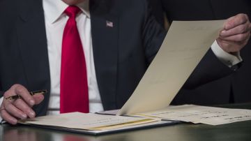 Trump firma la primera orden ejecutiva.