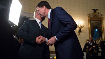 Donald Trump dijo en enero que "confiaba plenamente" en James Comey "era total", pero todo cambió cuando el jefe del FBI anunció que el presidente estaba siendo investigado por sus lazos con Rusia.