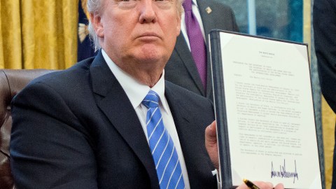 Trump, siguiendo la tradición de los republicanos, descarta usar recursos federales para promover el aborto en el exterior.