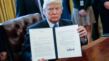 El presidente Donald Trump firmó la orden ejecutiva para permitir la construcción del oleoducto.