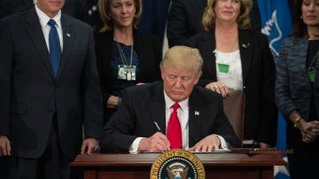 Trump ha firmado órdenes ejecutivas sobre migración, ciudades santuario, Tratado Transpacífico, entre otras.