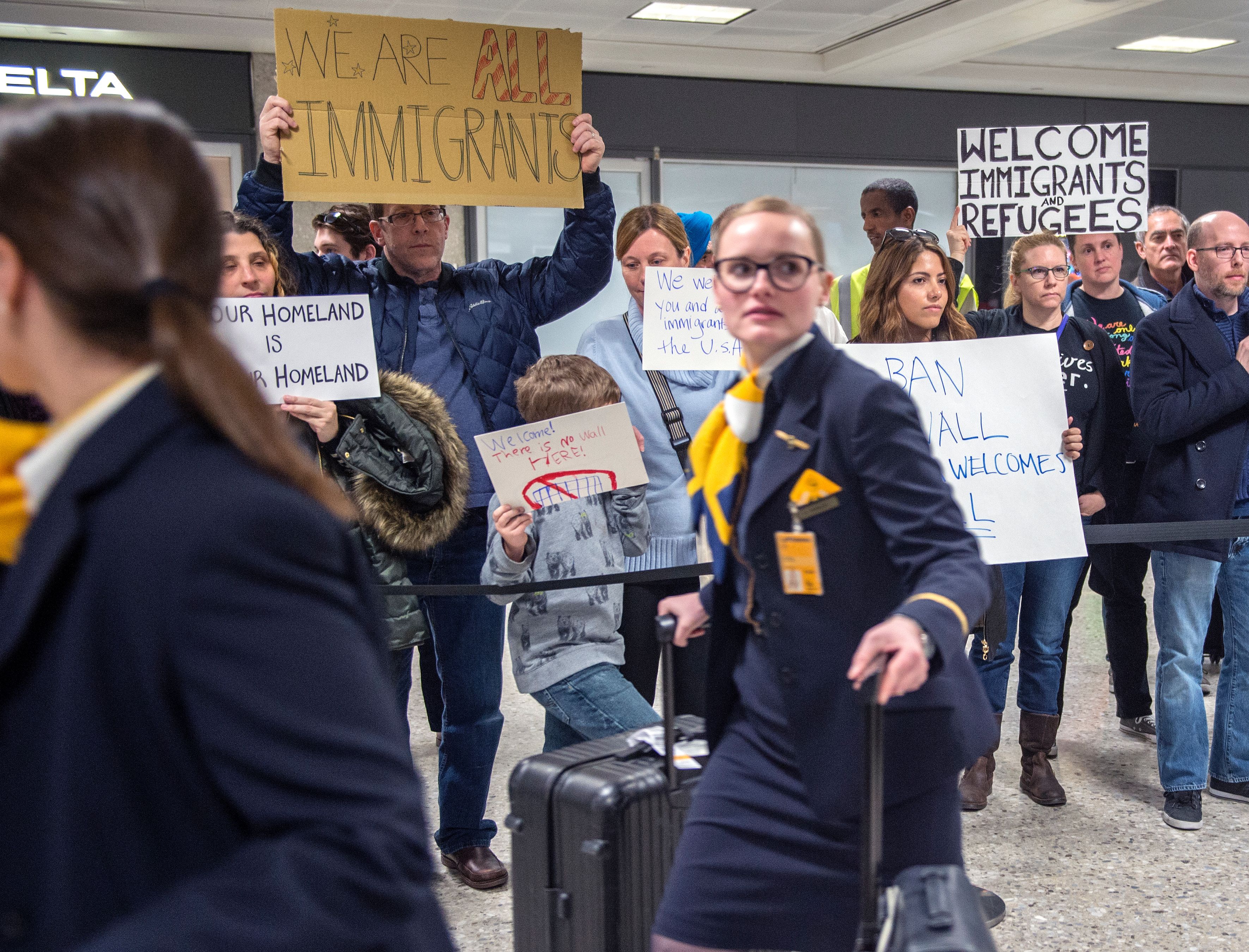 En el aeropuerto de Dulles, Virginia, también hubo protestas.