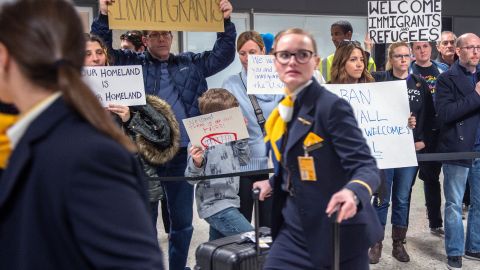 En el aeropuerto de Dulles, Virginia, también hubo protestas.