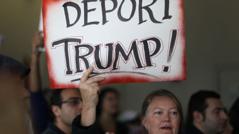 En Florida, miles de inconformes con el veto del presidente acudieron al aeropuerto en Miami.