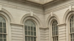 A medida que se acerca el cierre del presupuesto, crece la presión sobre la gobernadora Hochul.