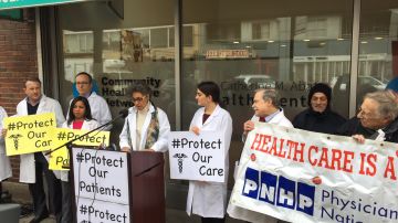 Médicos de diferentes organizaciones salieron a la calle en Manhattan para defender el Obamacare.