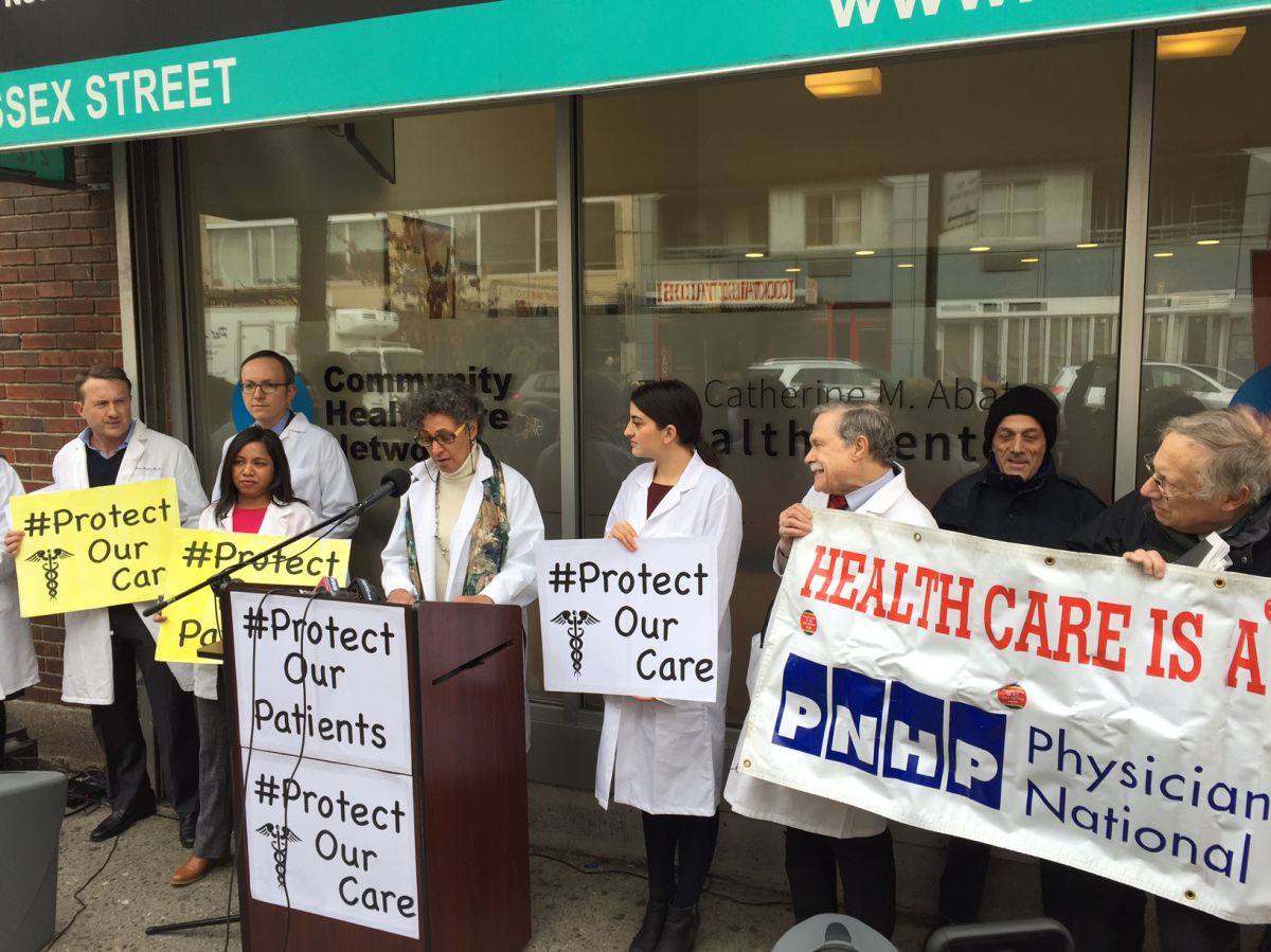 Médicos de diferentes organizaciones salieron a la calle en Manhattan para defender el Obamacare. 