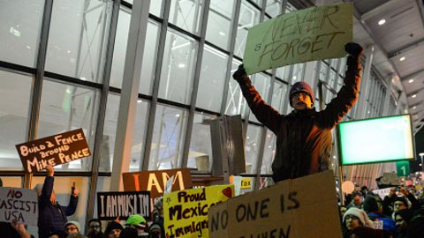 Protesta en el aeropuerto JFK contra la medida de Trump.