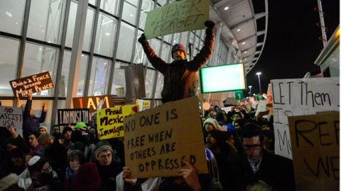 Protesta en el aeropuerto JFK contra la medida de Trump.