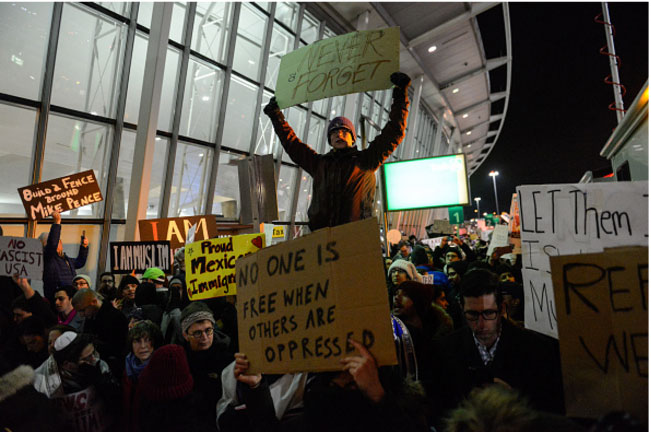 Protesta en el aeropuerto JFK contra la medida de Trump.