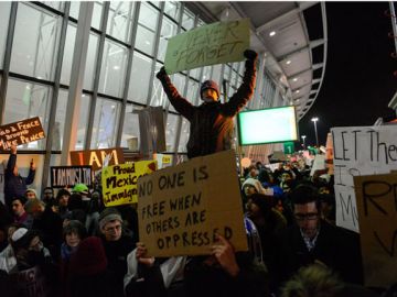 Protesta en el aeropuerto JFK contra la medida de Trump.