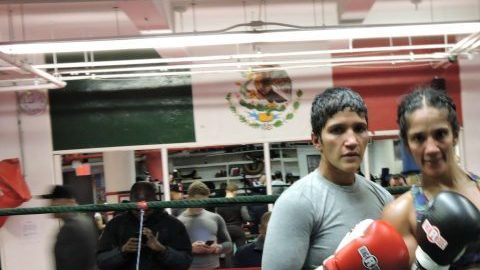 Amanda Serrano (der.) se prepara con el apoyo de su hermana Cindy Serrano también campeona mundial