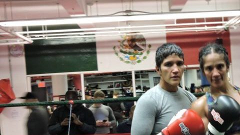 Amanda Serrano (der.) se prepara con el apoyo de su hermana Cindy Serrano también campeona mundial