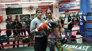 Amanda Serrano (der.) se prepara con el apoyo de su hermana Cindy Serrano también campeona mundial
