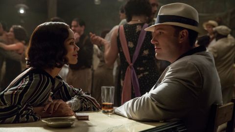 Zoe Saldaña y Ben Affleck en una escena de Live By Night.