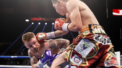 Leo Santa Cruz (der.) castiga a Carl Frampton