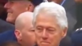 La expresión de fastidio es evidente en el rostro de la exaspirante a la Casa Blanca.