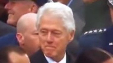 La expresión de fastidio es evidente en el rostro de la exaspirante a la Casa Blanca.