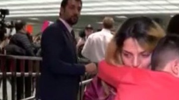 El menor se reunió con su madre luego de cinco horas retenido en el aeropuerto de Washington.
