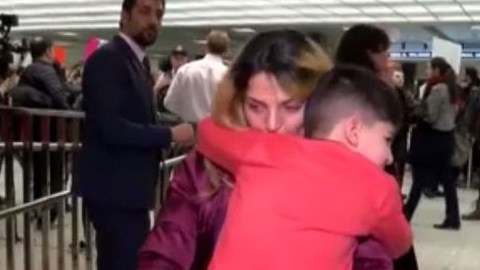 El menor se reunió con su madre luego de cinco horas retenido en el aeropuerto de Washington.