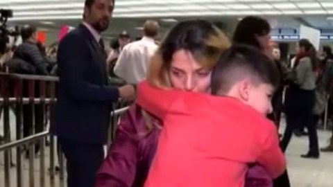 El menor se reunió con su madre luego de cinco horas retenido en el aeropuerto de Washington.