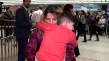 El menor se reunió con su madre luego de cinco horas retenido en el aeropuerto de Washington.