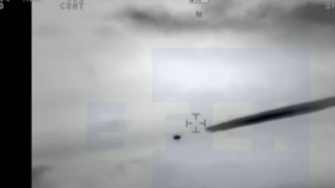 El ovni desapareció perdiéndose entre las nubes, indicaron las autoridades.