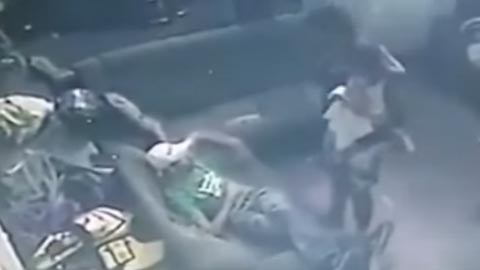 Al pistolero se le ve cargando a la menor en todo momento.