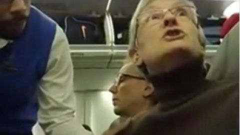 El enfrentamiento ocurrió en un avión de Alaska Airlines.