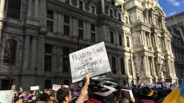 Miles se tomaron las calles de Filadelfia para protestar contra políticas de Trump.