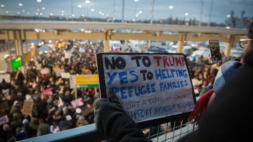 La orden contra los refugiados llevó las protestas contra Trump a los aeropuertos de EEUU.