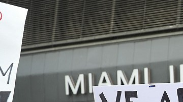 En varios aeropuertos en EEUU se organizaron protestas para permitir la entrada de visitantes musulmanes.