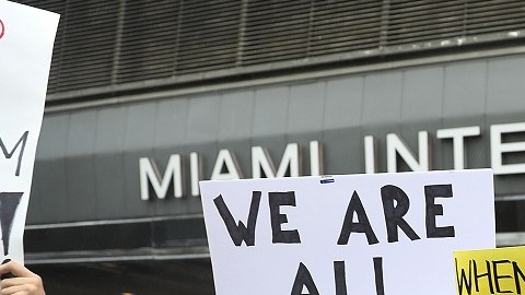 En varios aeropuertos en EEUU se organizaron protestas para permitir la entrada de visitantes musulmanes.