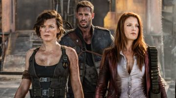 Milla Jovovich, William Levy y Ali Larter (dcha.) en "Resident Evil: The Final Chapter".