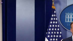 Reporteros piden la palabra al portavoz Sean Spicer.