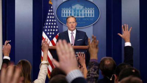 Reporteros piden la palabra al portavoz Sean Spicer.