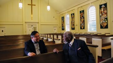 Kenneth Bae, ministro cristiano que estuvo preso en Corea del Norte, con Morgan Freeman.