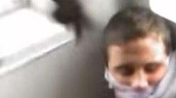 El grupo le pide a la víctima que insulte al presidente electo Donald Trump.