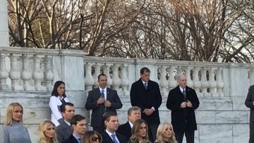 El presidente electo rindió honores ante el Monumento del Soldado Desconocido.