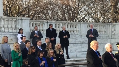 El presidente electo rindió honores ante el Monumento del Soldado Desconocido.