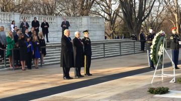 El presidente electo rindió honores ante el Monumento del Soldado Desconocido.