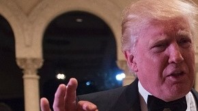 Melania Trump reapareció públicamente, del brazo del presidente electo, en la celebración de Año Nuevo en Florida.