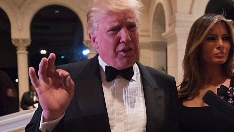 Melania Trump reapareció públicamente, del brazo del presidente electo, en la celebración de Año Nuevo en Florida.