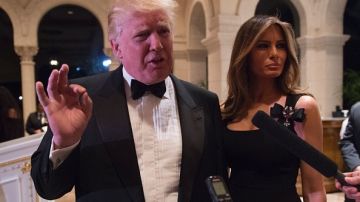 Melania Trump reapareció públicamente, del brazo del presidente electo, en la celebración de Año Nuevo en Florida.