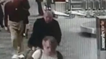 Esteban Santiago caminaba como si nada, luego comenzó a disparar.