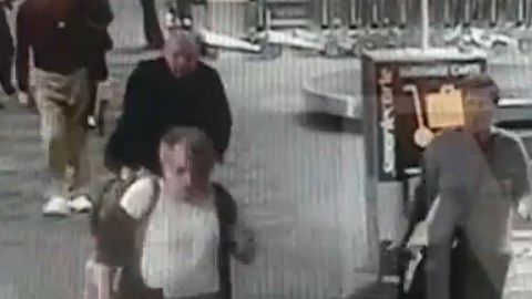 Esteban Santiago caminaba como si nada, luego comenzó a disparar.