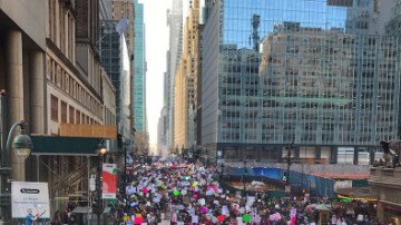 La multitud llenó la Segunda Avenida y la calle 42.