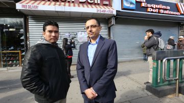 Trabajador de Golden Deli, hispano Raul Arriaga con el dueño, Adman Alshabbi se unen a la protesta. Bodega de Nueva York cierran protestando medidas anti musulmanas del gobierno de Trump.