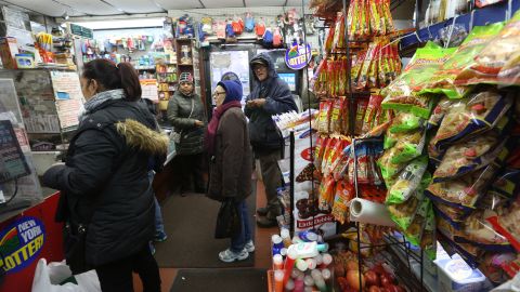 GK Food deli en Broadway y la calle Oeste 138 en Harlem. Las bodegas latinas no cerraron pero apoyan la protesta.